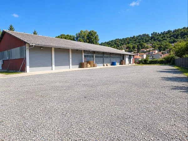 Local industriel 1200m2