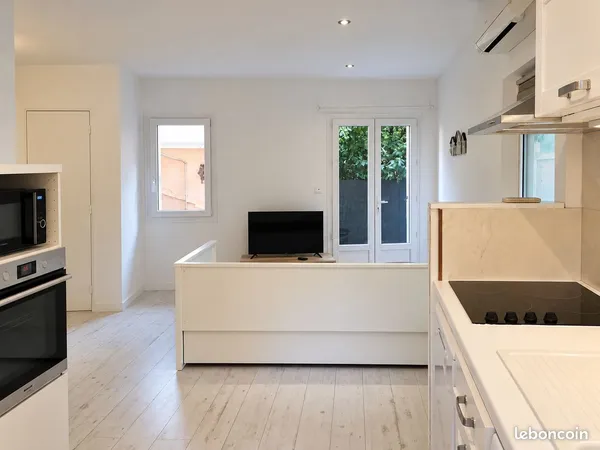 Location de septembre à mai - hyper centre - rez-de-jardin fleuri avec courette privative