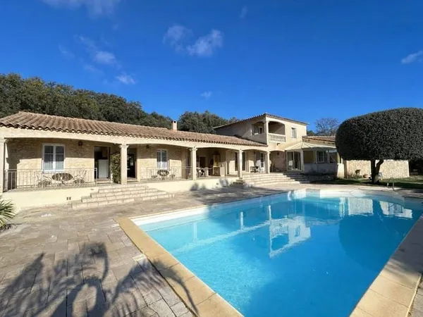 Maison 13 pièces 240 m²