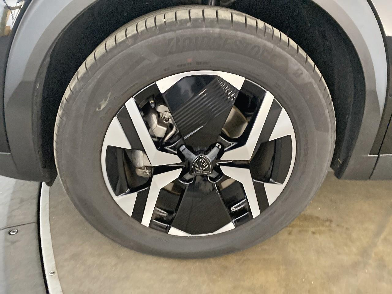 Peugeot 2008 hybrid 145 ch e-dcs6 allure — photo 11
