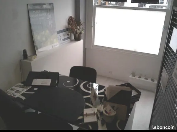 Bureau équipé et place de parking - Falaise centre - 25 m²
