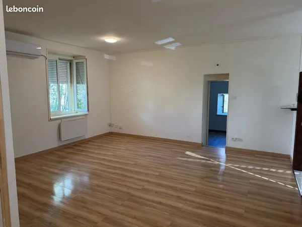 Bel appartement dans petit ensemble immobilier de 3 appartement proche accès autoroute et Charlevill