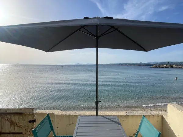 Studio 33m2 mer +40m2 Terrasse pieds dans l'eau