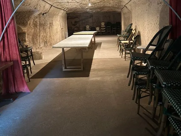 Cave troglodyte, maison, grange et terrain
