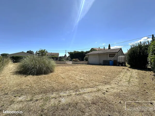 Terrain 900 m²