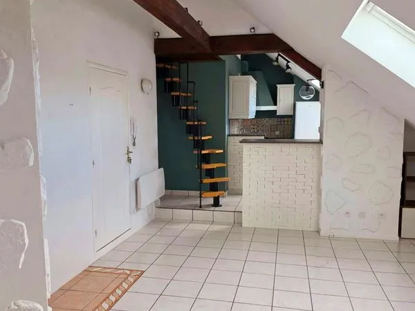 REIMS JEAN-JAURÈS proche rond-point Briant — Appartement de caractère avec mezzanine — 89 m² au sol 