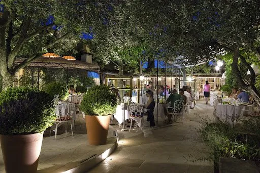 Hôtellerie et restauration Vente Le Pontet   22000000€