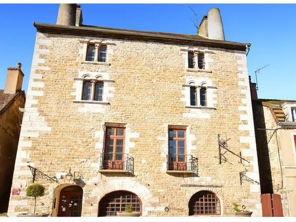 Maison historique du XII ème siècle de 471 m2, avec partie commerce à COUCHES 71 en BOURGOGNE