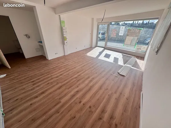 Tinténiac (Axe Rennes Saint-Malo) - Local commercial rénové à louer
