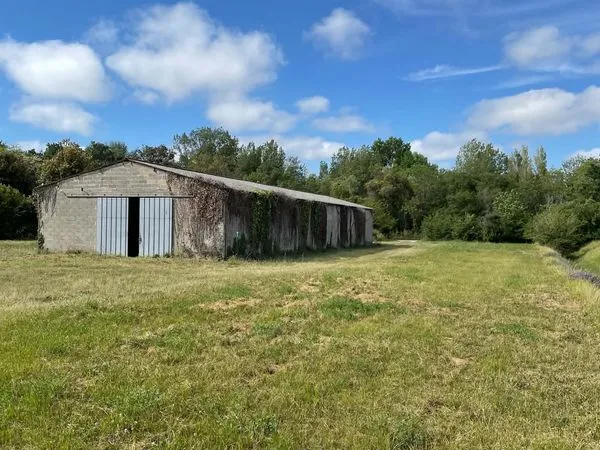 Bâtiment et terrain agricole
