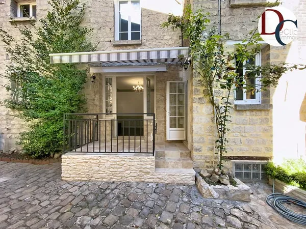 Bel appartement duplex en centre-ville de Senlis avec cour -