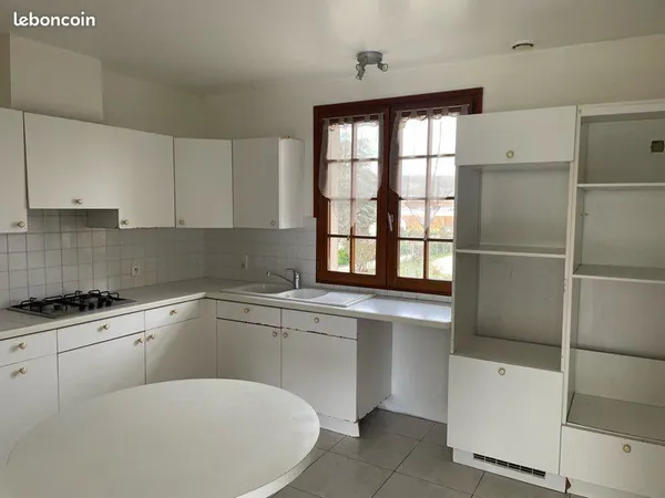 Maison T5 de 133M2 habitable sur un sous sol de 144 M2 sur un terrain de 1528M2
