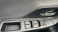 Toyota Yaris 100h Chic 5p — photo 31