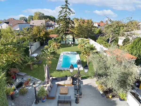Meulière avec extension contemporaine, jardin et piscine