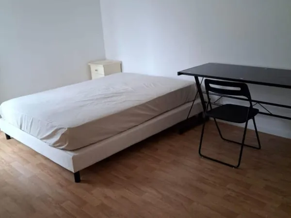 Chambre double F4 spacieux à 3 mn du RER C et D