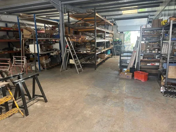 Local d'activité 438 m²