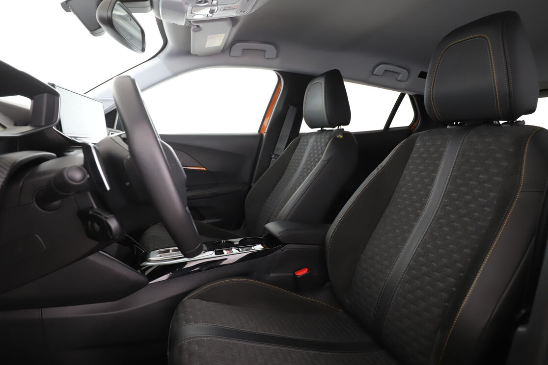 Peugeot 2008 1.2 PureTech Roadtrip EAT8 — photo 9