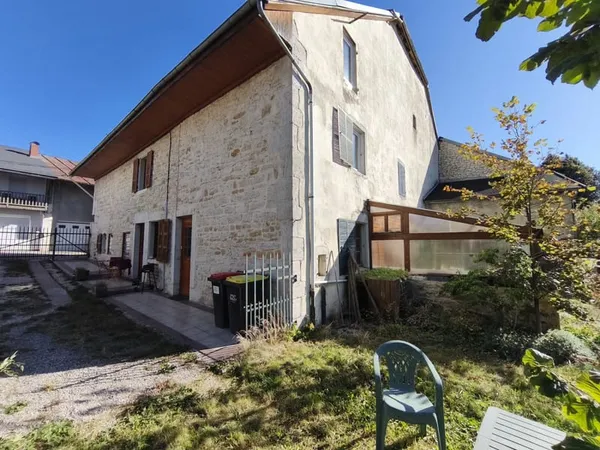 Maison avec 2 appartements avec grand garage