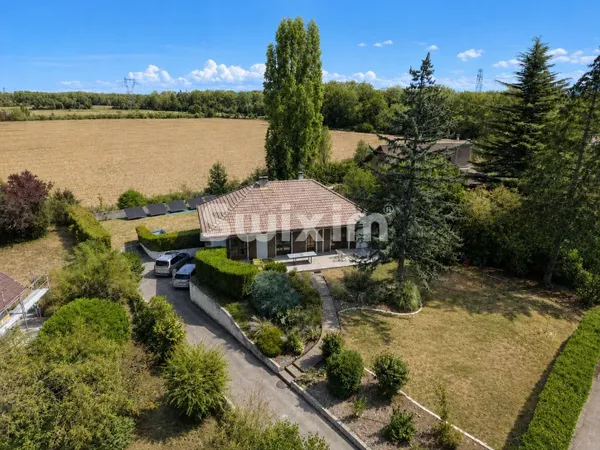 Maison individuelle rénovée T6 de 167m2 sur terrain 1'466m2!