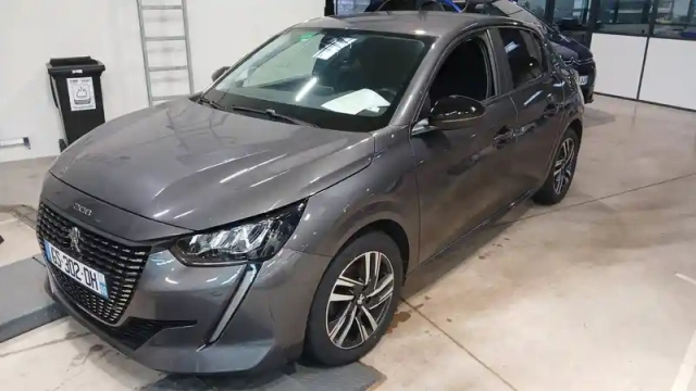 Peugeot 208 puretech 100 s&amp;s eat8 — photo 2