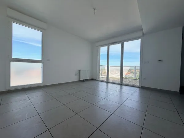 APPARTEMENT TYPE 2 EN DERNIER ETAGE AVEC TERRASSE ET STATION