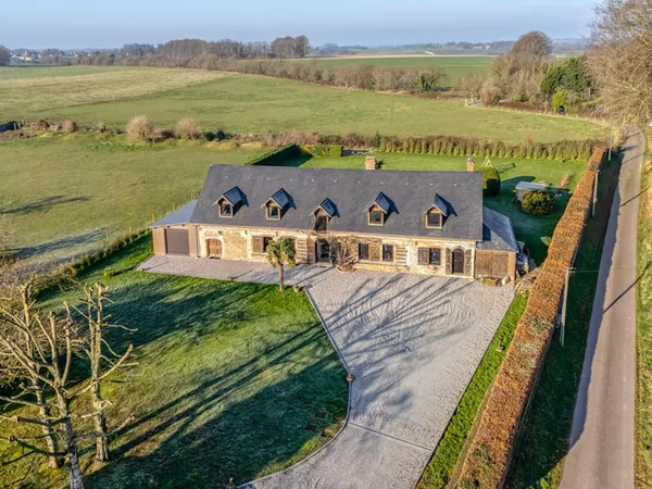 briques et silex sur terrain plat, 281 m2 6-7 chambres / beaux volumes de vie