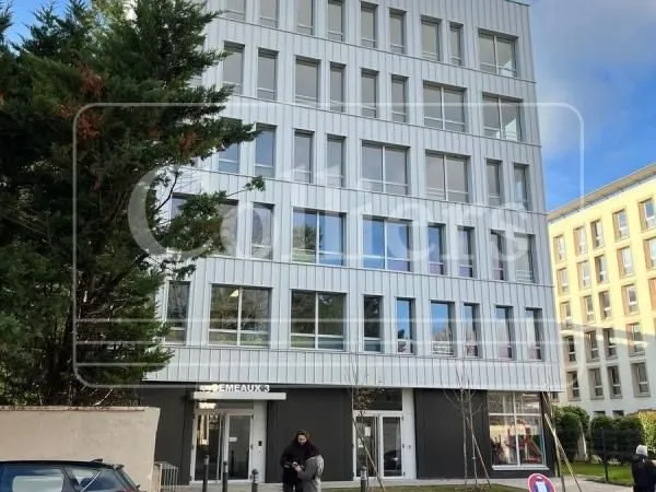 Bureau 679 m²
