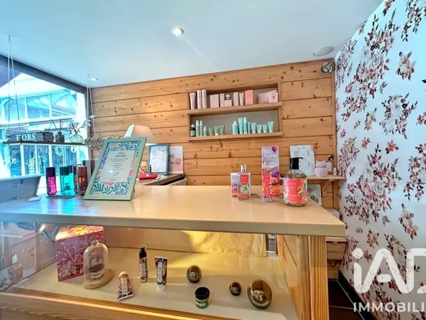 Local commercial 1 pièce 93 m²