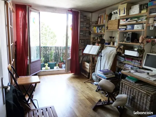 Bel appartement F1, Centre de Montreuil - 900 euros / mois ccc (charges + chauffage compris)