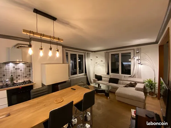 Chambre à louer dans une maison avec jardin et piscine