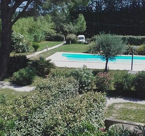 Mas provençale de caractère -600m2- dépendances- piscines
