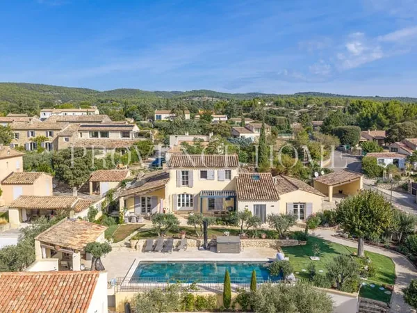 À Vendre Élégante Propriété En Coeur De Village Avec Piscine Et Vue Panoramique Luberon Provence