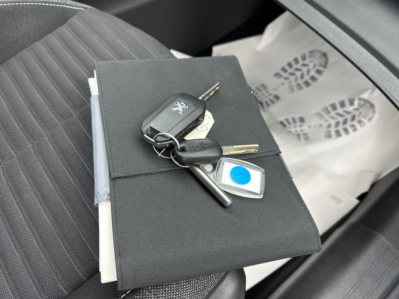 Peugeot 208 puretech 100 s&s bvm6 style — photo 31
