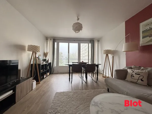 À VENDRE - APPARTEMENT DE 100 M² AVEC 4 CHAMBRES, BALCON ET STATIONNEMENT PRIVATIF À PROXIMITÉ DU LY