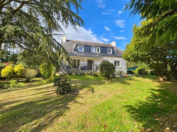 FINISTÈRE: Châteauneuf-du-Faou. Spacieuse maison familiale de 5 chambres avec un terrain de 7 060 m²