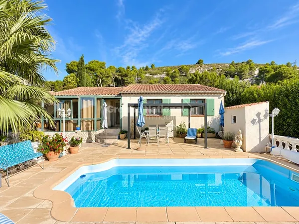 ENSUES LA REDONNE : VILLA DE TYPE 5 PLAIN PIED AVEC 1000 m2 DE TERRAIN.