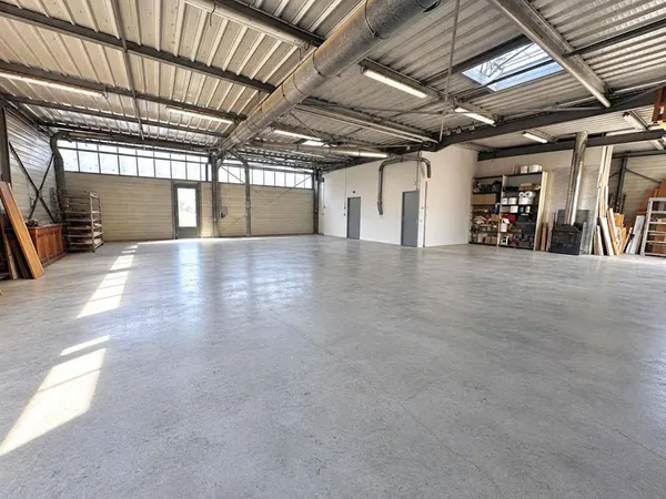 Local commercial 1 pièce 300 m²