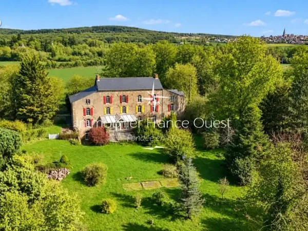Ancien moulin rénové au coeur de 6 hectares dans la Sarthe
