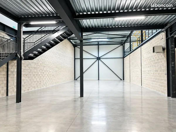 Entrepot 416 m2 activité + bureau Montmagny 95