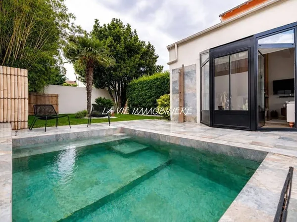 Maison 8 pièces 230 m²