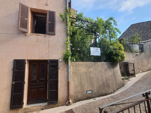 EVISA, maison de village atypique avec jardin.