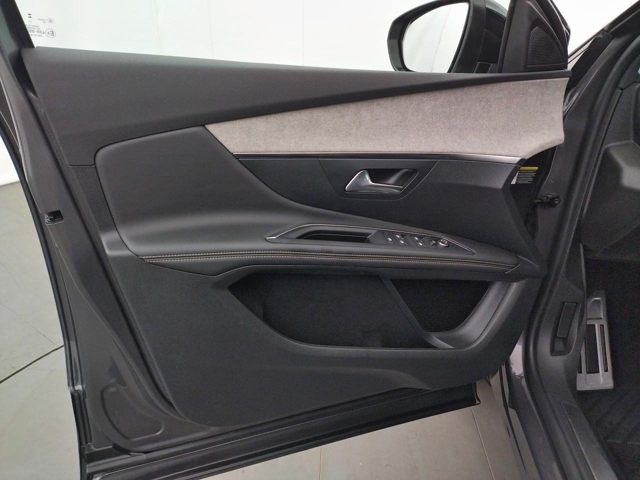 Peugeot 3008 puretech 130ch s&s eat8 gt — photo 23