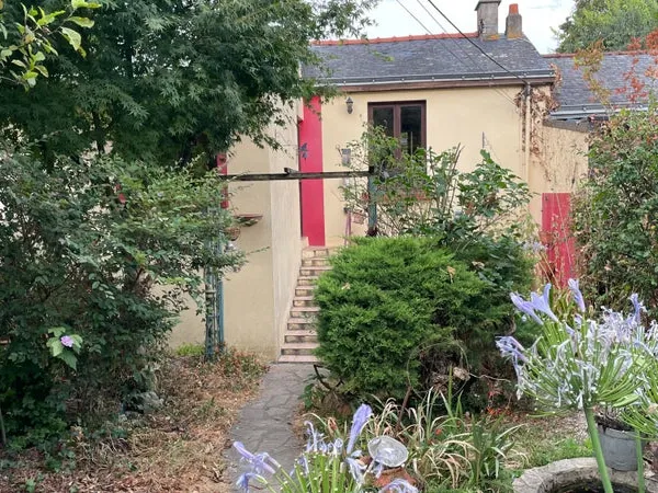 Maison calme dans son jardin clos