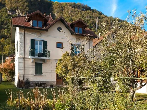 Location appartement T2, jardin privatif, stationnements et vue montagnes