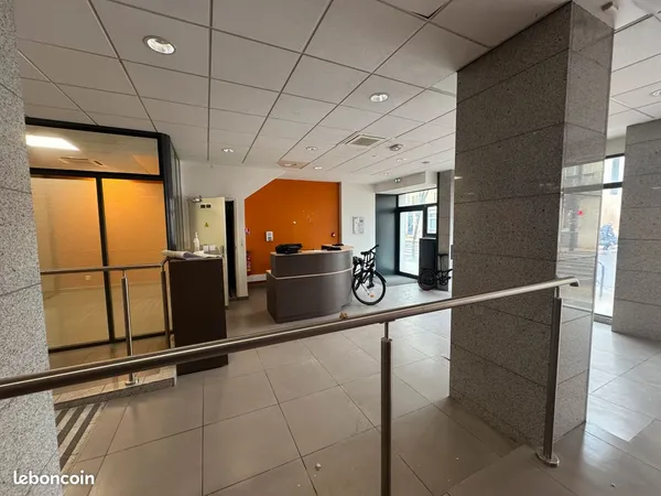 Ensemble de bureaux entre Gare St Jean et Victoire