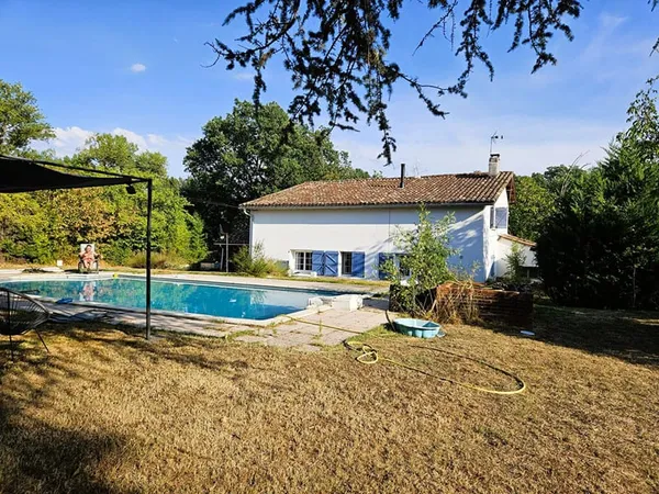 Giroussens Corps de de ferme rénové 197m² sur Terrain de 3000 m² avec piscine