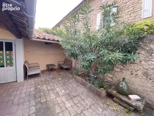 Maison de ville 140 m2avec cour, commerces à pied