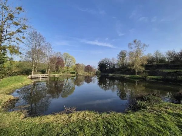 LE BOURGNEUF LA FORET -Terrain de loisir avec Etang de 1800 m² e