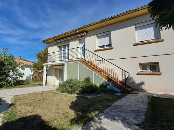 Maison familiale lumineuse avec grand espace de vie et terra
