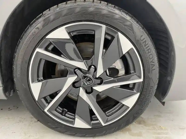 Peugeot 308 hybrid 145 e-dcs6 — photo 11